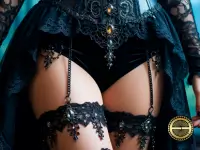 Подвязка на бедро во время ритуала: зачем это делают?